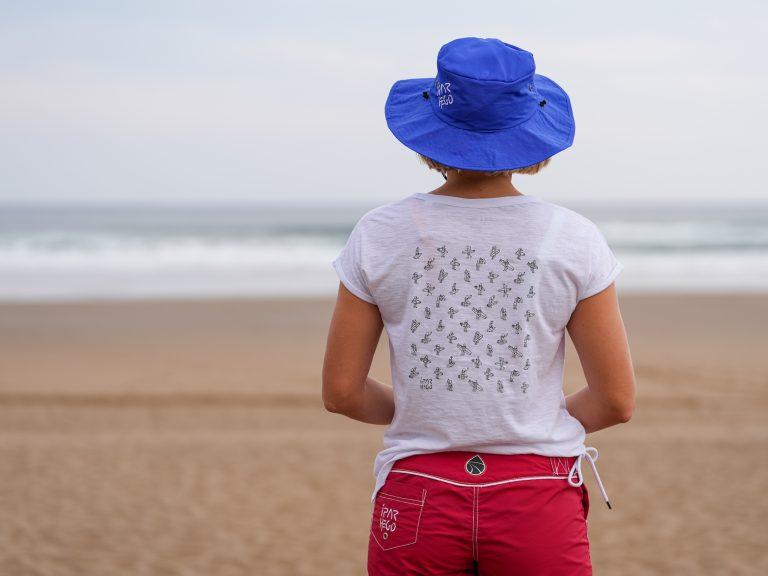 GIRLS SURF TOO 2048 PIXELS