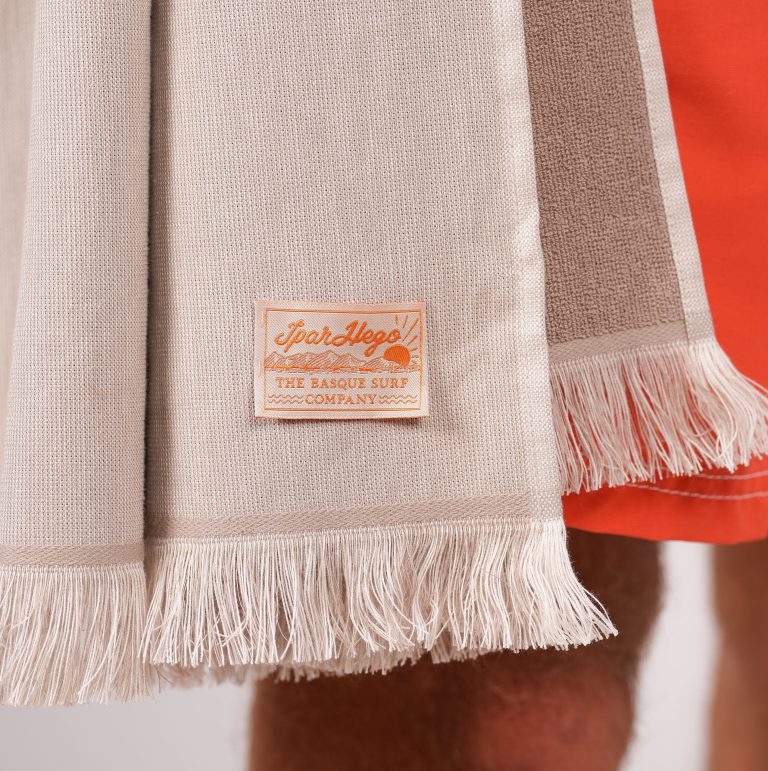Pareo Beige label 2560 pixels